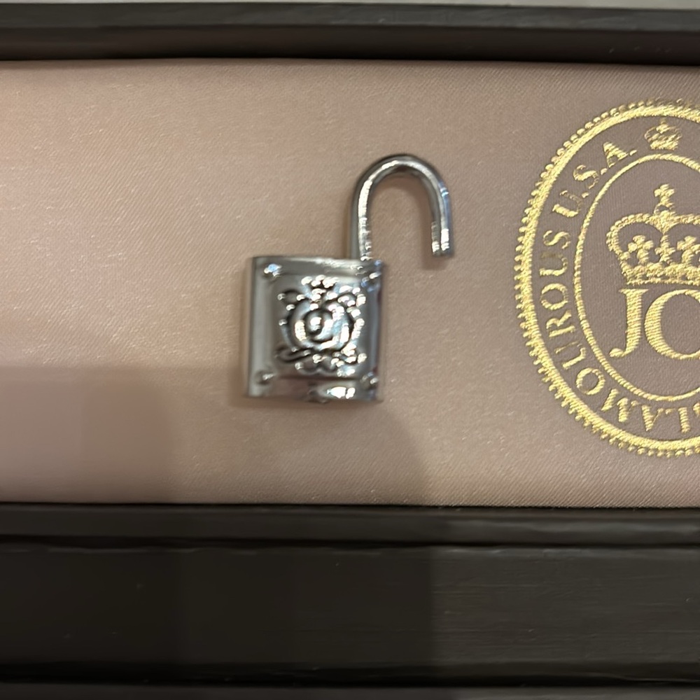 🩷PRICE IS FIRM🩷Juicy Couture Silver Lock And Key Charm Bracelet - Picture 5 of 8